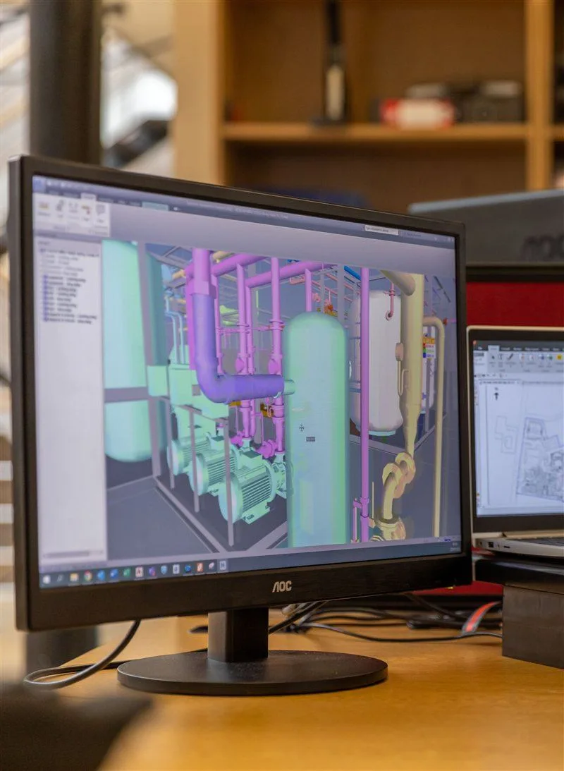 Engenheiro analisando projeto técnico em software BIM – Pascal Soluções Térmicas